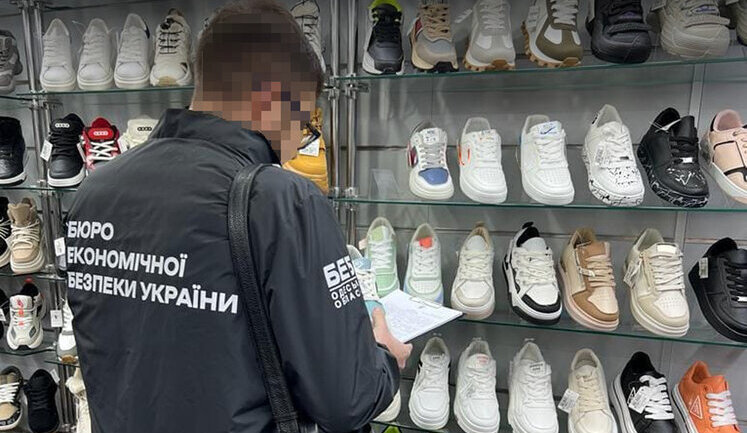 Поскаржилися світові бренди: На Одещині викрили мережу з продажу фейкового взуття, вилучили понад 100 тисяч пар. ФОТО