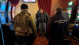 Посадовців ДМС викрили на хабарях від іноземців на Івано-Франківщині. ФОТОрепортаж