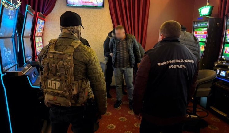 Посадовців ДМС викрили на хабарях від іноземців на Івано-Франківщині. ФОТОрепортаж