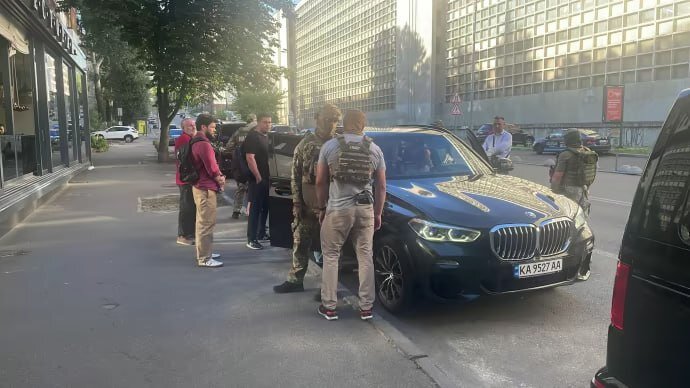 Працівники НАБУ навкло автівки Кирила Тимошенка