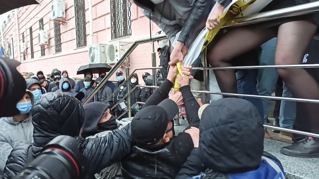 Титушки сорвали развернутый под судом баннер Стус чекає. Медведчук під арешт!, произошла потасовка 13 Титушки сорвали развернутый под судом баннер Стус чекає. Медведчук під арешт!, произошла потасовка 13