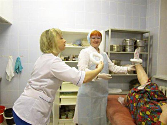 медсестры устроили фотосессию на фоне пациентов