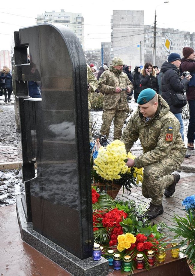 Бойцы 503 отдельного батальона морской пехоты почтили память мариупольцев, погибших 4 года назад под Градами наемников РФ 02