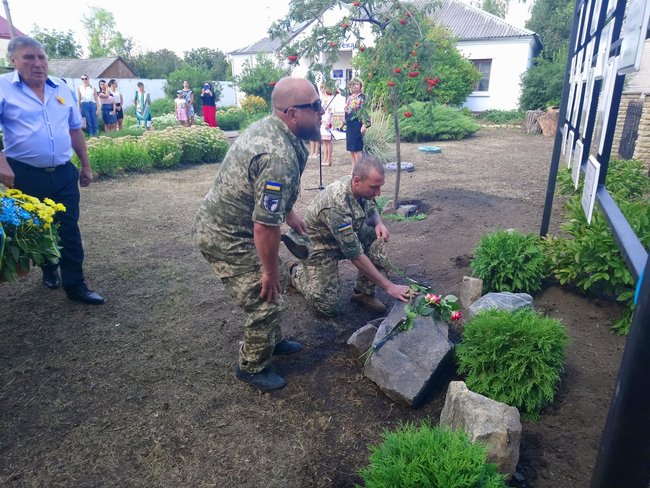 У Перещепиному на Дніпропетровщині відкрили меморіал загиблим за Україну воїнам 04