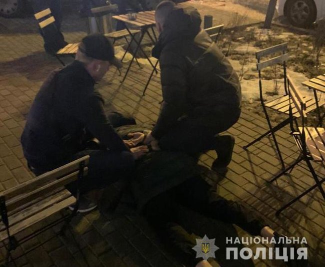 Двох керівників відділу Деснянської РДА затримано за вимагання $8 тис. хабаря, - Нацполіція 02