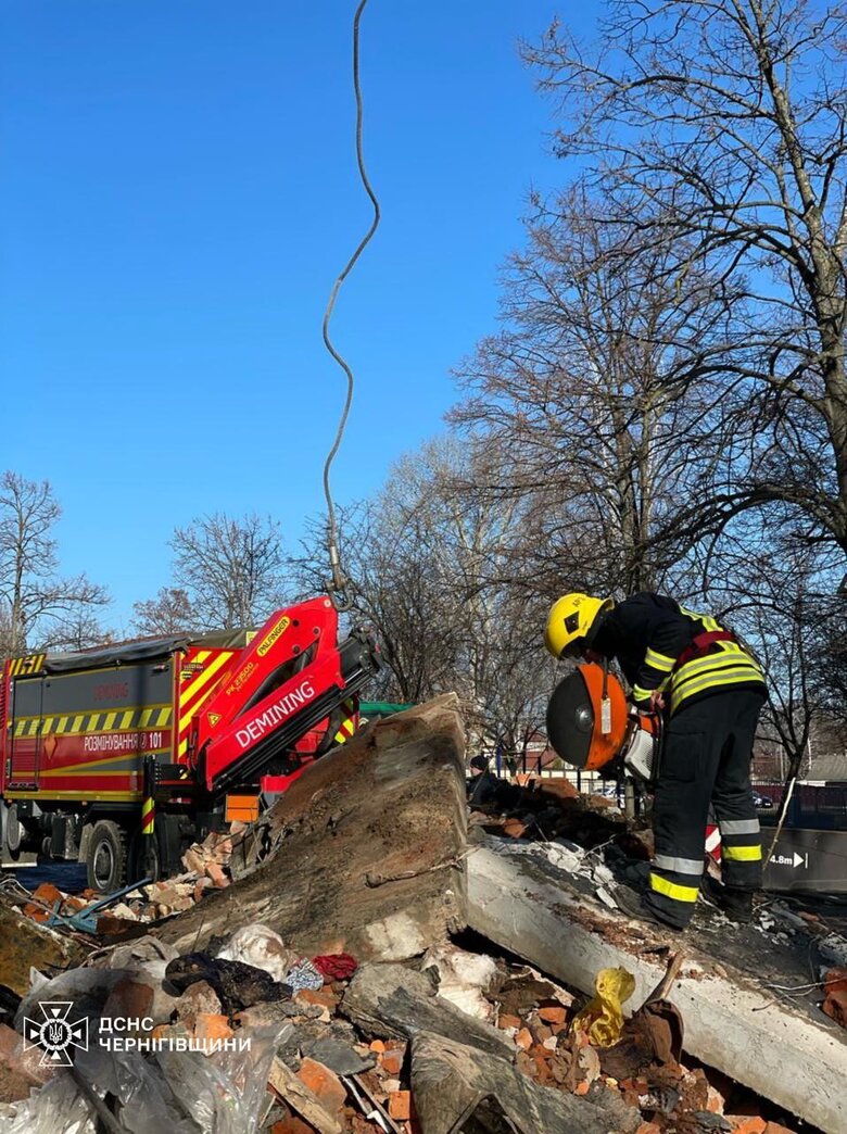 Strike on a five-storey building in Chernihiv 15.03