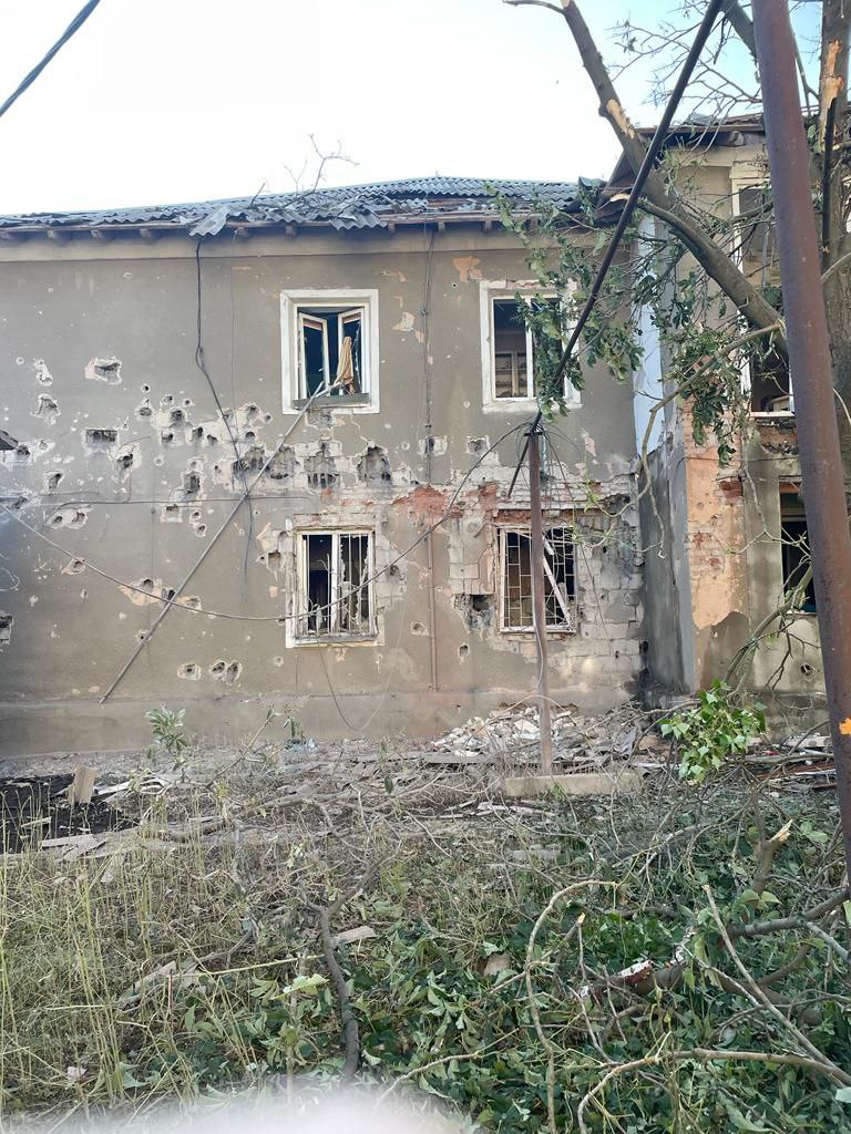 Рашисти ударили по Торецьку, поцілили у школу, пошкоджено 15 багатоповерхівок та адмінбудівлі, - ОВА 05