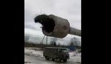 Ремонтники в России уронили водонапорную башню на свой УАЗик. ВИДЕО